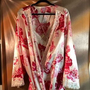 5x Amoureuse 2 piece satin pajama set. Cream‎ w/ red roses and lace. 38/40 350